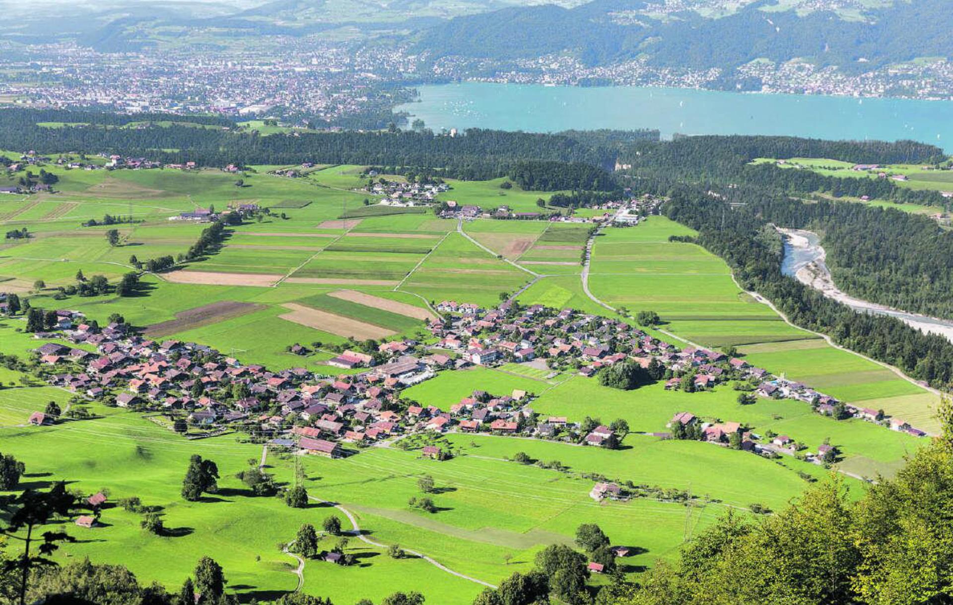 Die Vogelperspektive von Reutigen verdeutlicht die Nähe zum Thunersee und zur Stadt Thun.