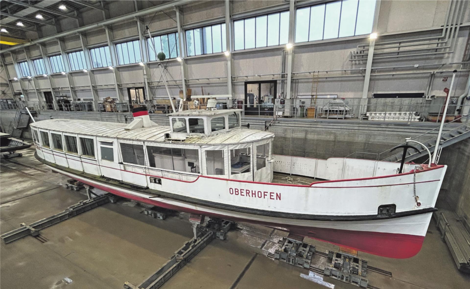 Bei geflutetem Werftbecken wird die restaurationsbedürftige MS Oberhofen in die Halle gezogen, auf Böcken abgestützt und das Becken im Anschuss wieder leer gepumpt. Die Arbeit kann beginnen. Bild: Marco Berger