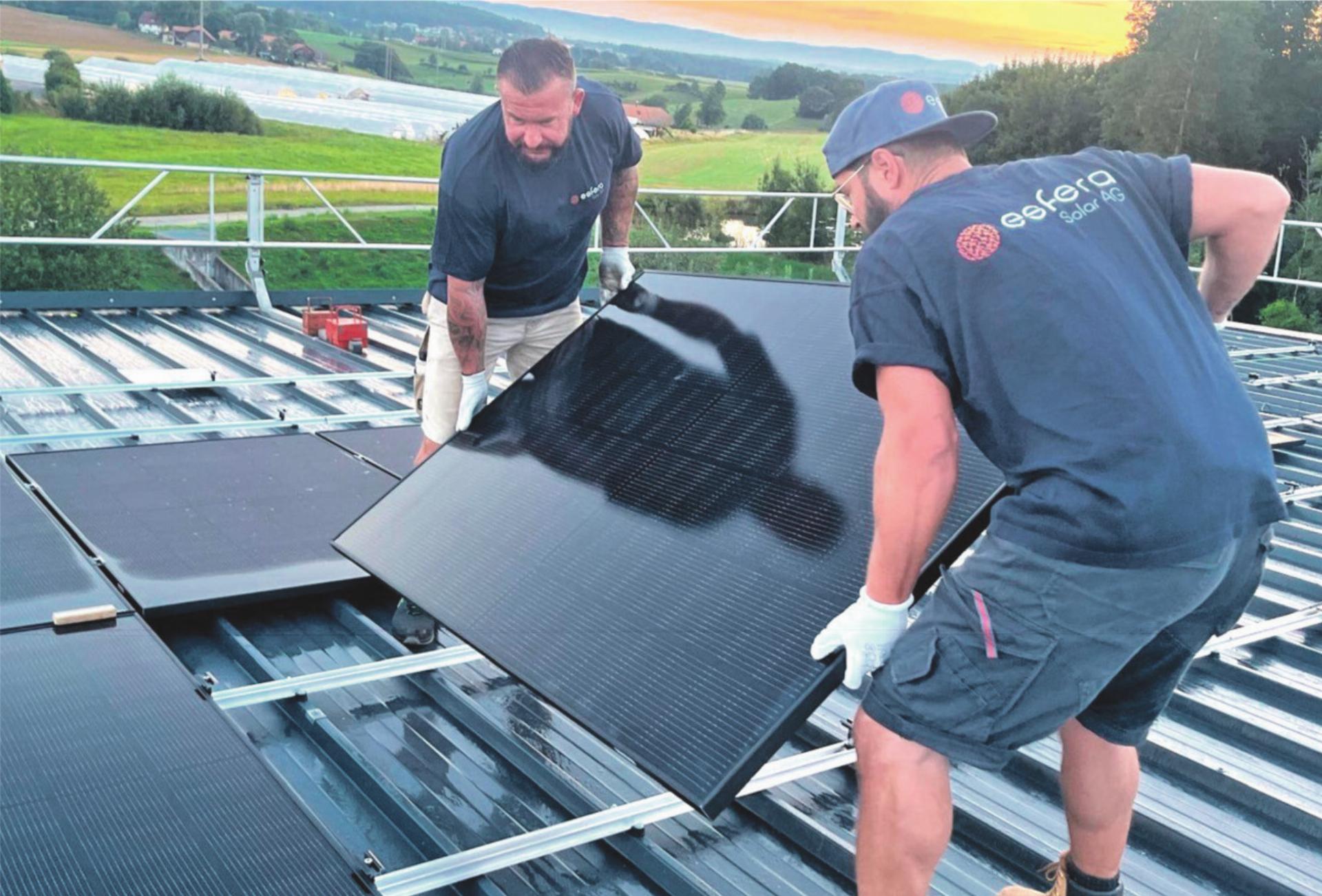 Monteure der esfera Solar AG bei der Realisierung einer Grossanlage über 300 kWp. Bilder: zvg