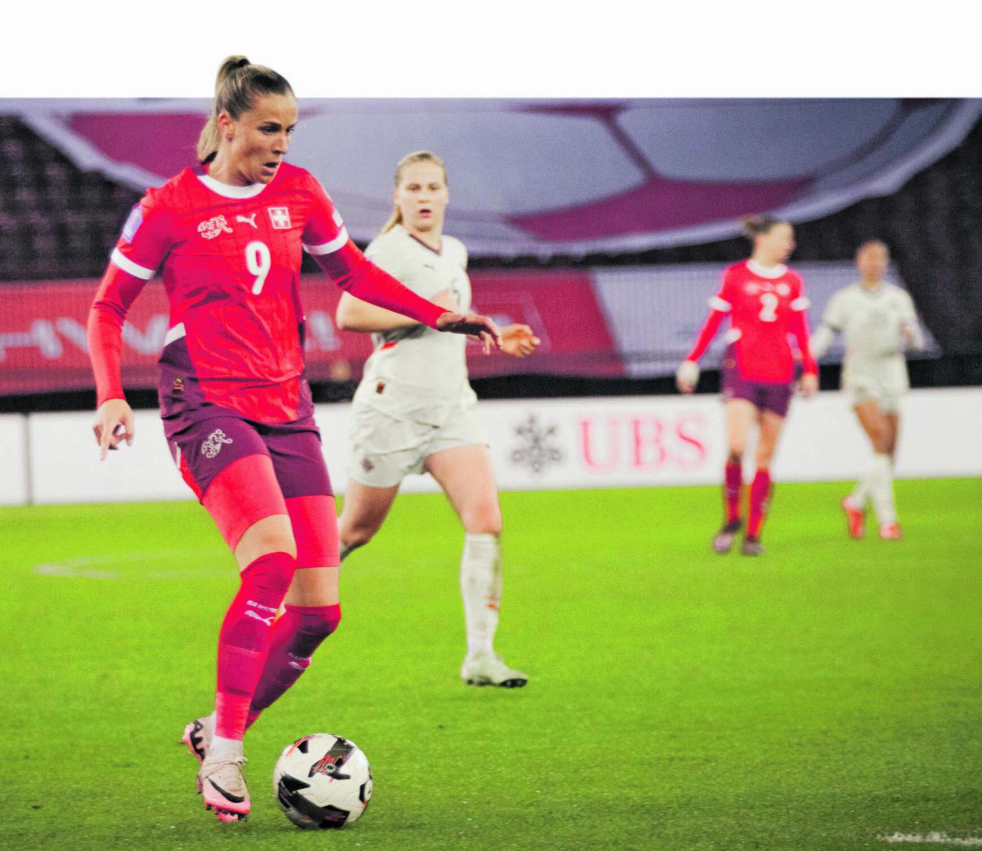Den Blick stets anspielbereit auf die ballführende Mitspielerin gerichtet. Bilder: zvg
