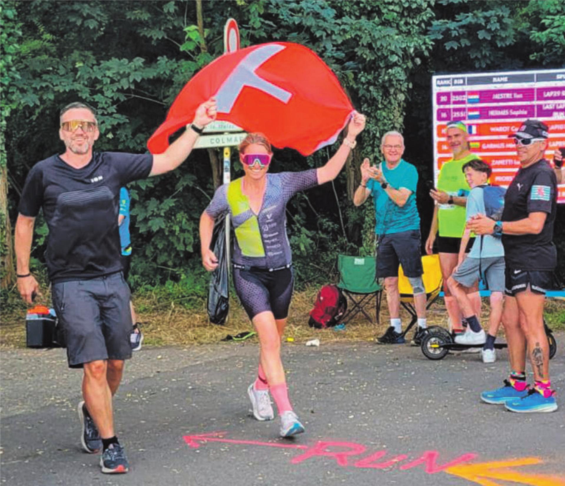 Begleitet von ihrem Lebenspartner Daniel Gruber überquert Eva Hürlimann nach rund 82 Stunden die Ziellinie. Bild: zvg