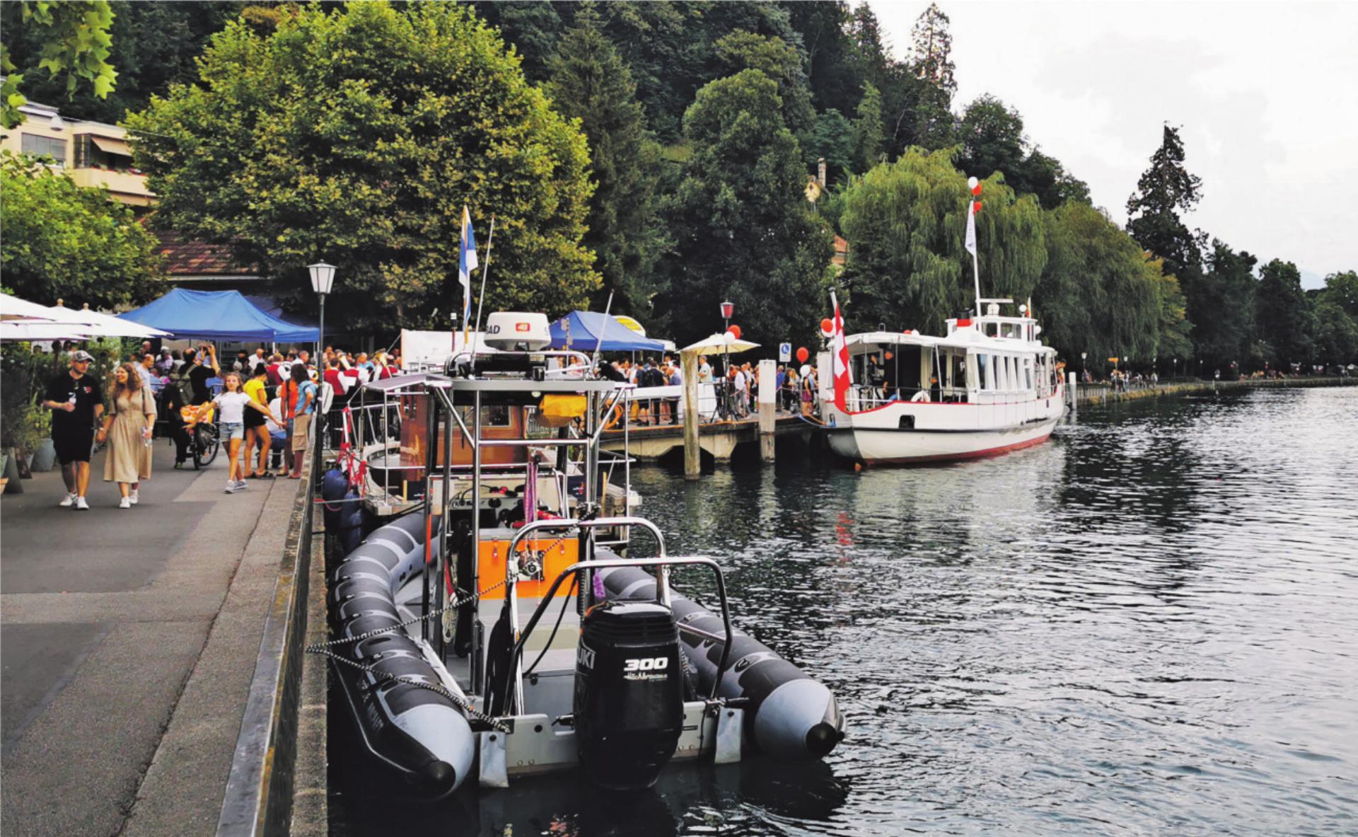 Grosse Einweihungsfeier am vergangenen Samstag an der Hofstetten-Ländte. Im Vordergrund die Boote von Seerettung und Yachtclub Spiez, die zusammen mit der Seepolizei den Konvoi für den Bundesrat bildeten. Bilder: Astrid Schmid