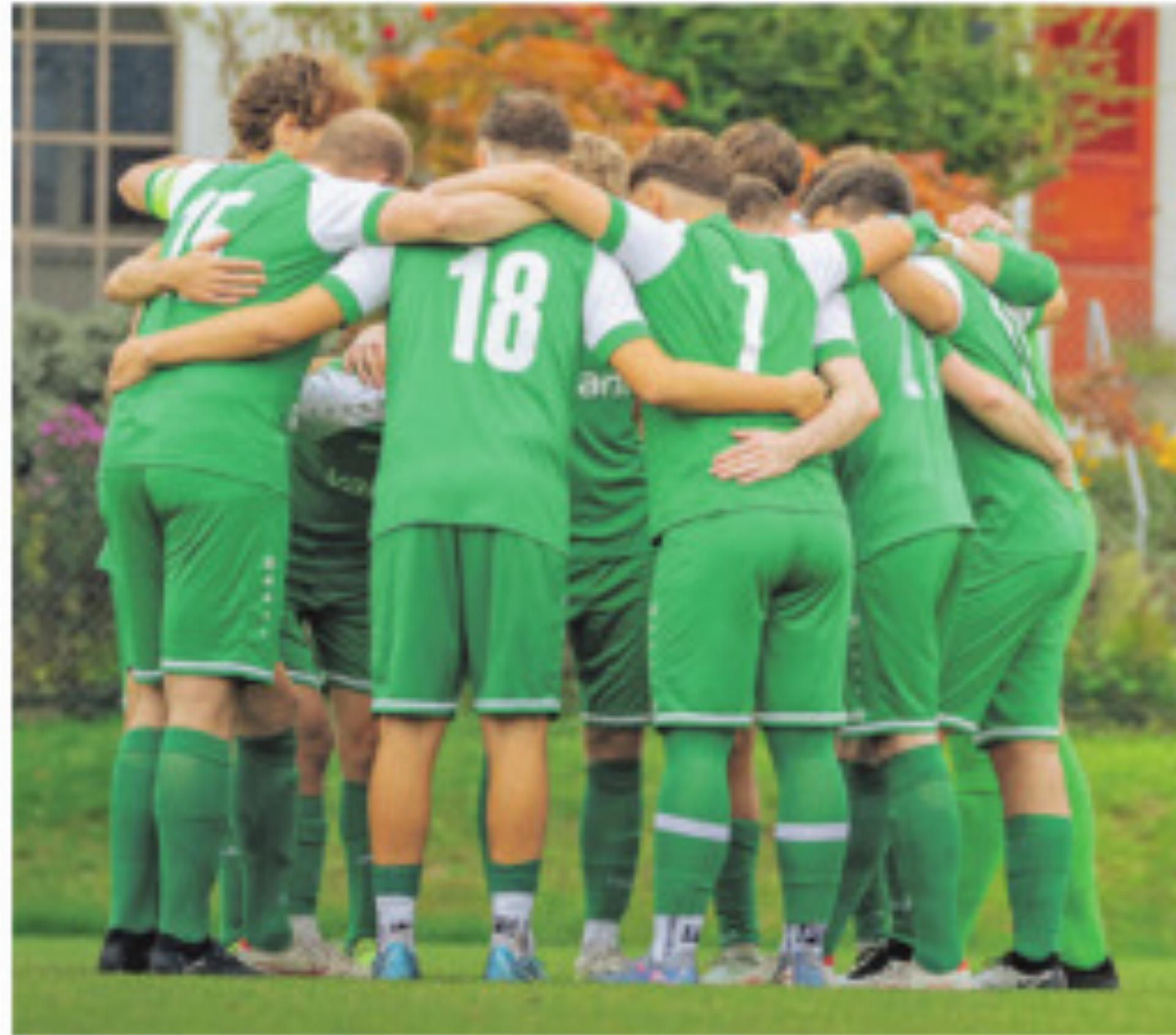 Die Stefffisburger bei ihrem Ritual vor Spielbeginn. - Das Bild wird blockiert. – Möglicherweise durch einen aktiven Adblocker.