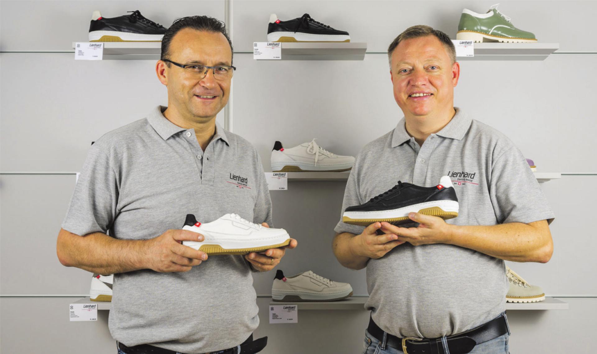 Die Inhaber Armindo Barbosa und Silas Schneiter (rechts) im eigenen Schuhladen in Thun. Bilder: Rosmarie Knutti