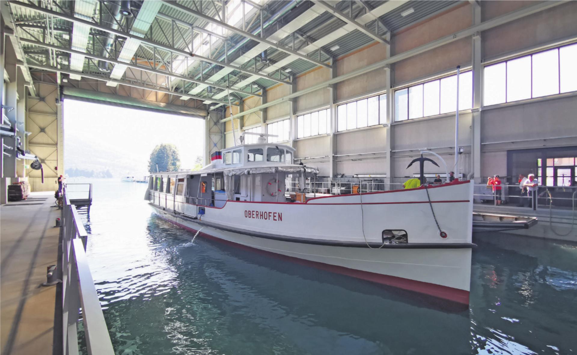 Nach über 4 Monaten in der Werft, fährt das Oberhofnerli behutsam unter blubberndem Motorengeräusch rückwärts aus der Halle auf den Thunersee. Bilder: Astrid Schmid