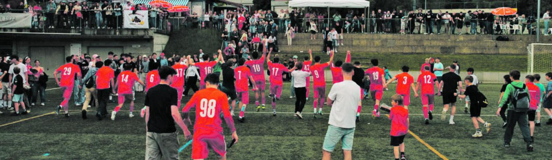 Die Hünibächler feiern nach dem Schlusspfiff die Rückkehr in die 3. Liga. Bild: Bleron Tafili