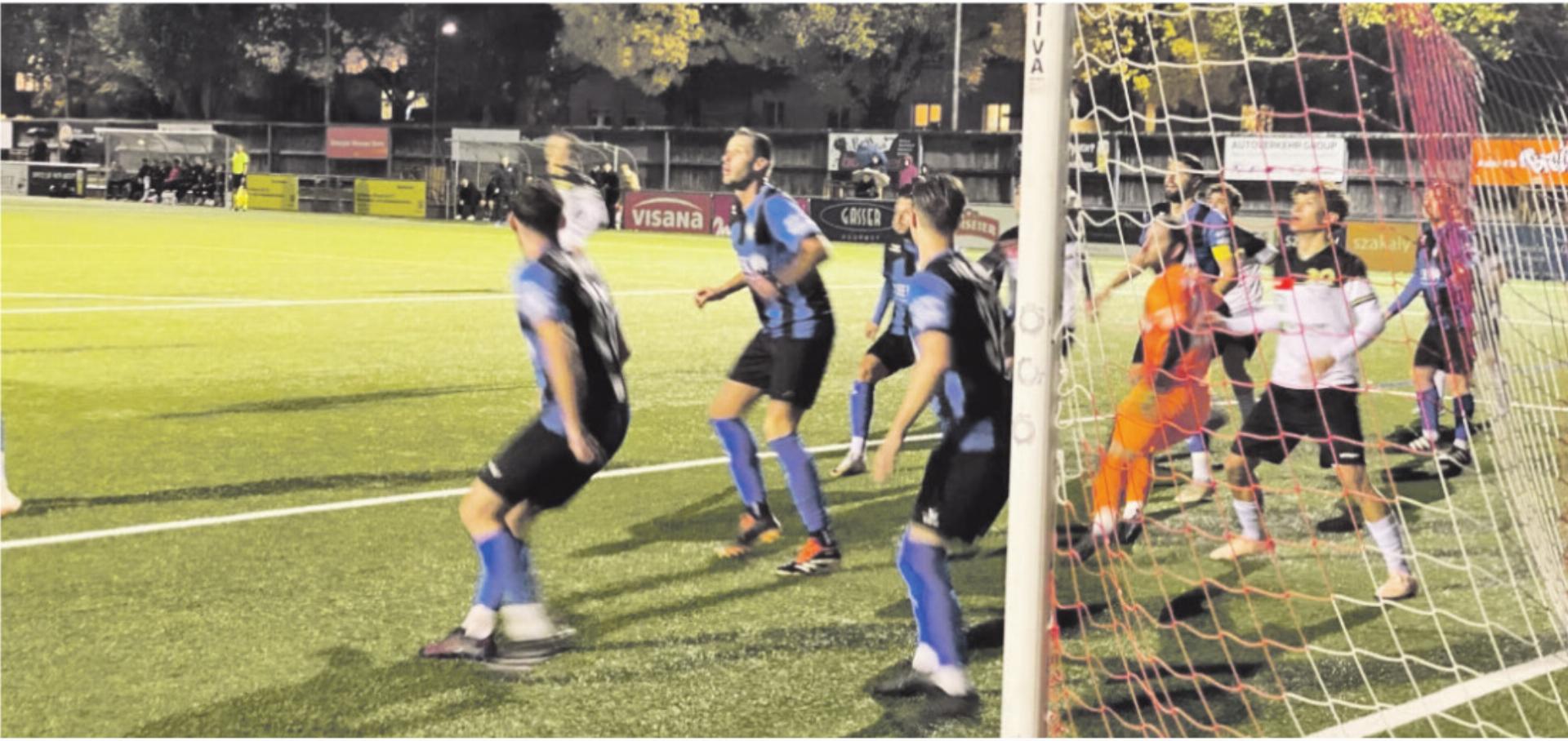 Bei Eckbällen des Gegners war die Heimberger Abwehr stets präsent. Bild: zvg - Das Bild wird blockiert. – Möglicherweise durch einen aktiven Adblocker.