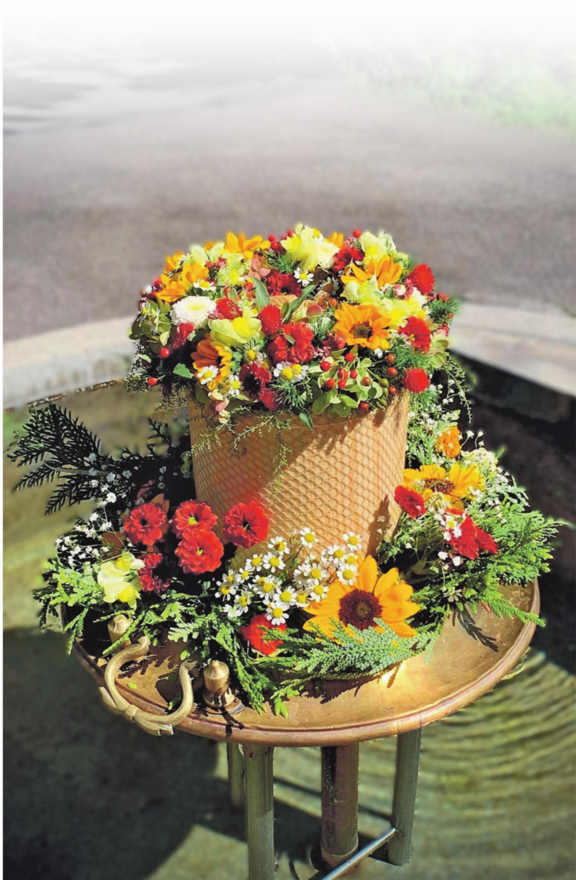 Unsere einzigartige Urnentrage, mit Auge fürs Detail durch uns dekoriert - Das Bild wird blockiert. – Möglicherweise durch einen aktiven Adblocker.