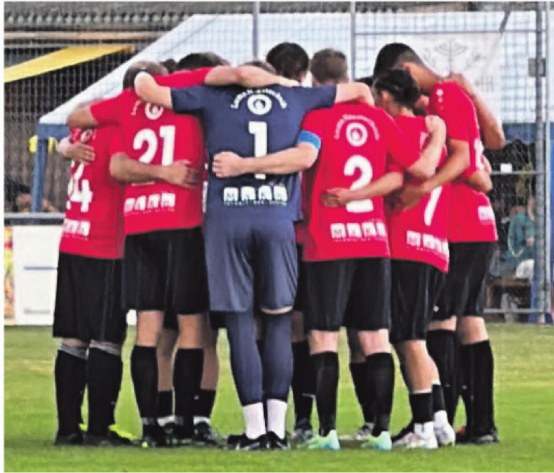 Teamgeist wird beim FC Rot-Schwarz gross geschrieben. Bild: zvg - Das Bild wird blockiert. – Möglicherweise durch einen aktiven Adblocker.