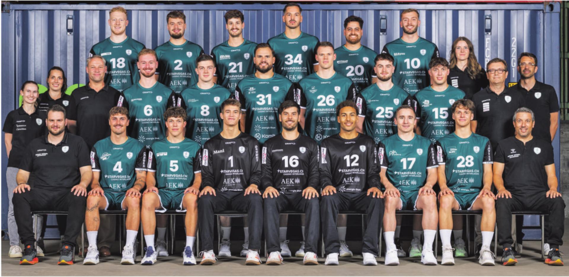 Obere Reihe: Yannick Schwab, Nils Stettler, Nino Gruber, Ante Gadža, Cedric Manse, Jonathan Buck, Tatjana Schwab (Kommunikation). – Mittlere Reihe: Fabienne Zmoos (Physiotherapeutin), Salome Andrey (Physiotherapeutin), Kurt Häberli (Präsident), Nils Kiener, Flavian Römer, Benjamin Meschke, Ron Delhees, Leandro Römer, Yanic Baumann, Marc Santschi (VR-Präsident), Marco Schär (Geschäftsführer) – Untere Reihe: Slavko Corluka (Assistenztrainer), Gabriel Felder, Joshua Baumann, Silvan Fürst, Marc Winkler, Leo Ebner, Damien Guignet, Gregory Läderach, Remo Badertscher (Trainer). Bild: zvg - Das Bild wird blockiert. – Möglicherweise durch einen aktiven Adblocker.