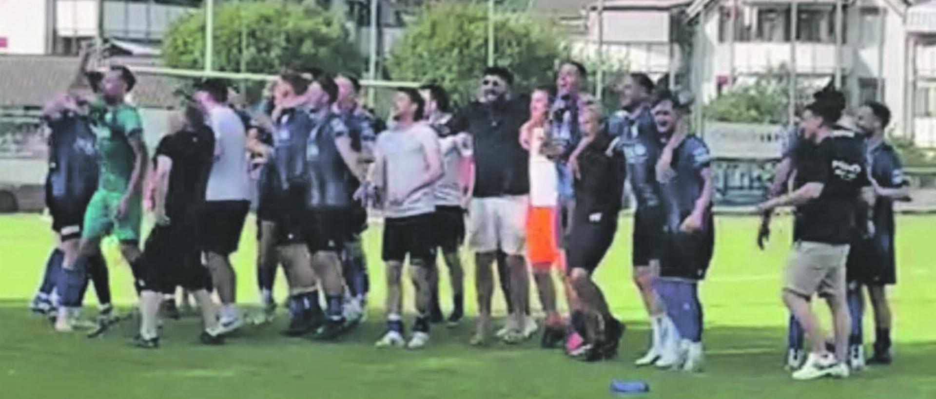 Freude beim FC Heimberg nach dem sichergestellten Ligaerhalt. Bilder: zvg