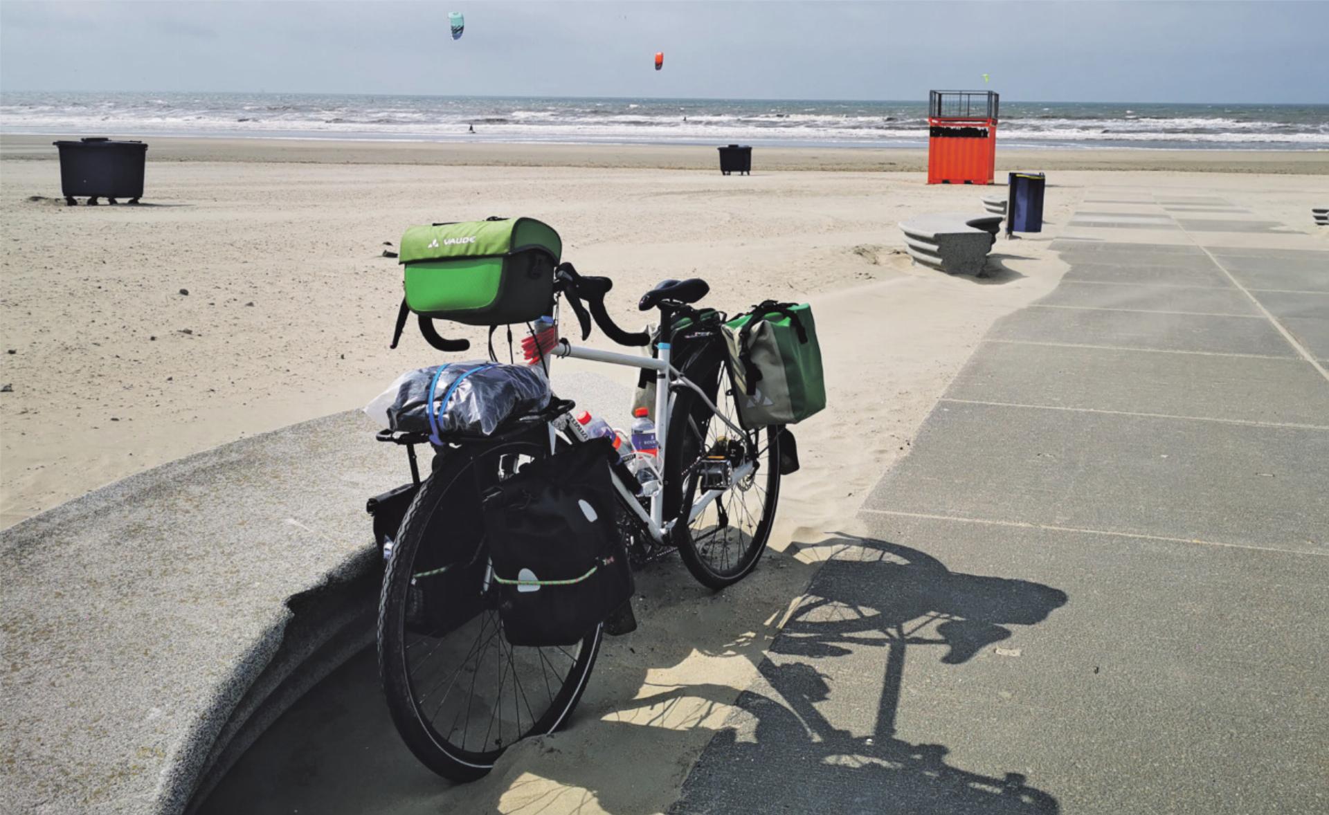 Leihrad Bianca nach 15 Tagen am Ziel: Nordsee-Strand bei Hoek van Holland. Bilder: Astrid Schmid