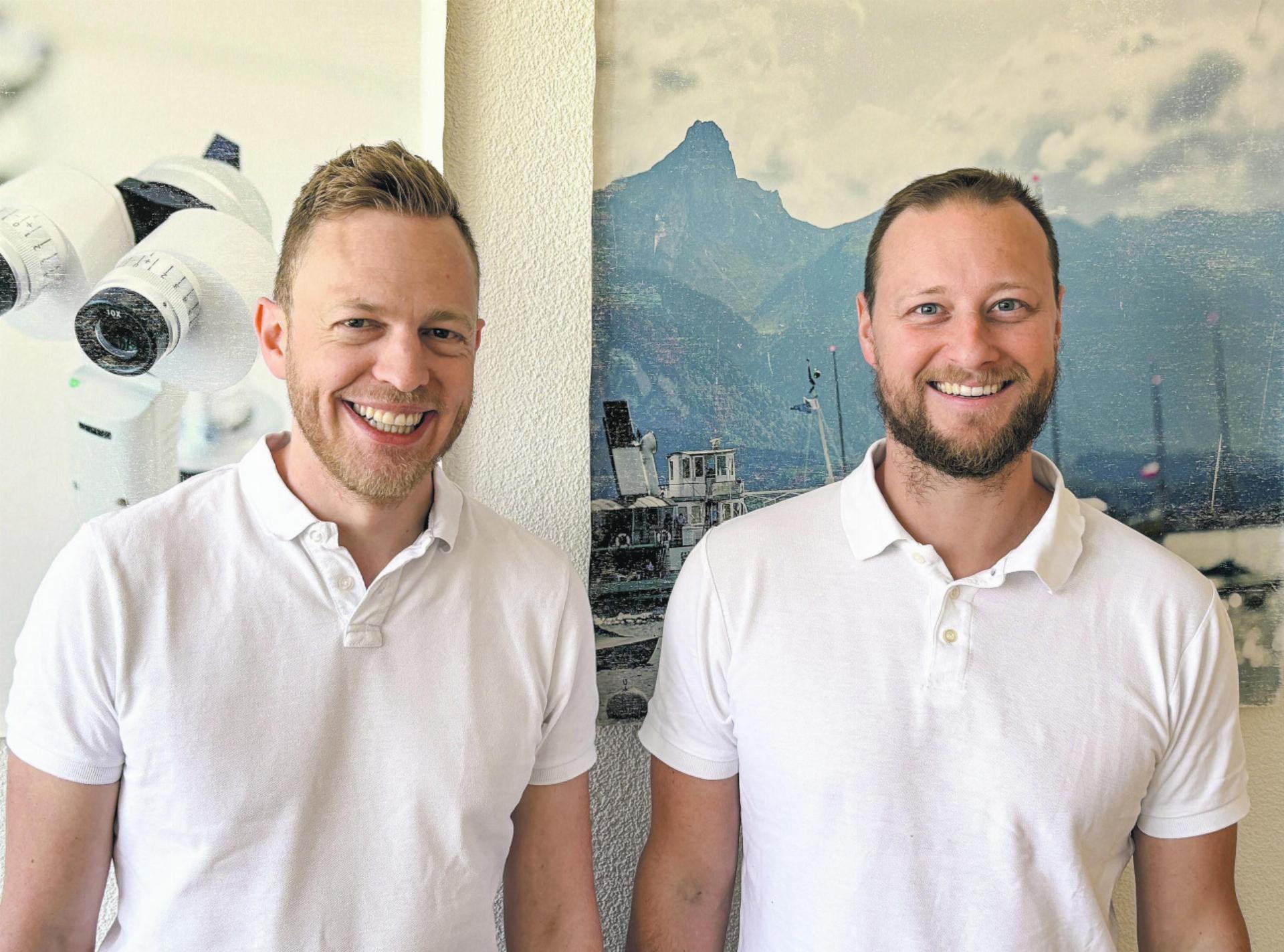 Die beiden Inhaber und Optometristen: Lukas Zurbuchen und Manuel Wiederkehr (rechts) in der Optometrie Praxis Aare. (Bild: Barbara Marty)
