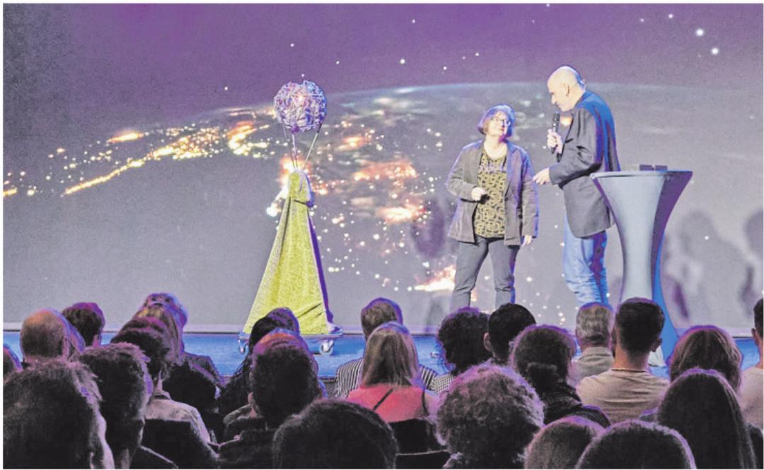 Moderator Marco Zysset führte die Gäste aus den Bereichen Wirtschaft, Politik und Sozialpsychologie durch den stimmungsvollen Abend. Moderator Marco Zysset führte die Gäste aus den Bereichen Wirtschaft, Politik und Sozialpsychologie durch den stimmungsvollen Abend.