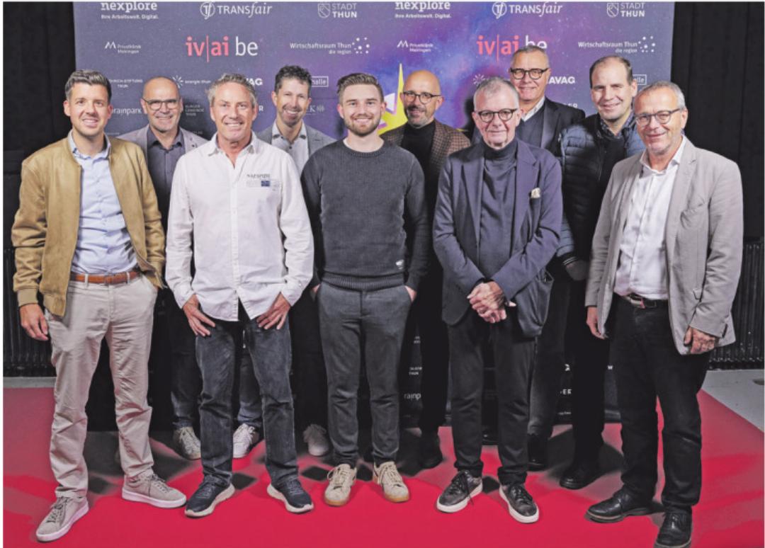 (v.l.n.r.) Simon Sutter (AEK), Daniel Aebersold (nexplore), Martin Schmied (brainpark), Stefan Joos (TRANSfair), Mischa Erni (Westhalle), Christoph Hubacher (Burgergemeinde Thun), Markus Gosteli (AEK), Michael Lüthi (Burgergemeinde Thun), René Wellig (Egger AG), Benjamin Ritz (TRANSfair). (v.l.n.r.) Simon Sutter (AEK), Daniel Aebersold (nexplore), Martin Schmied (brainpark), Stefan Joos (TRANSfair), Mischa Erni (Westhalle), Christoph Hubacher (Burgergemeinde Thun), Markus Gosteli (AEK), Michael Lüthi (Burgergemeinde Thun), René Wellig (Egger AG), Benjamin Ritz (TRANSfair).
