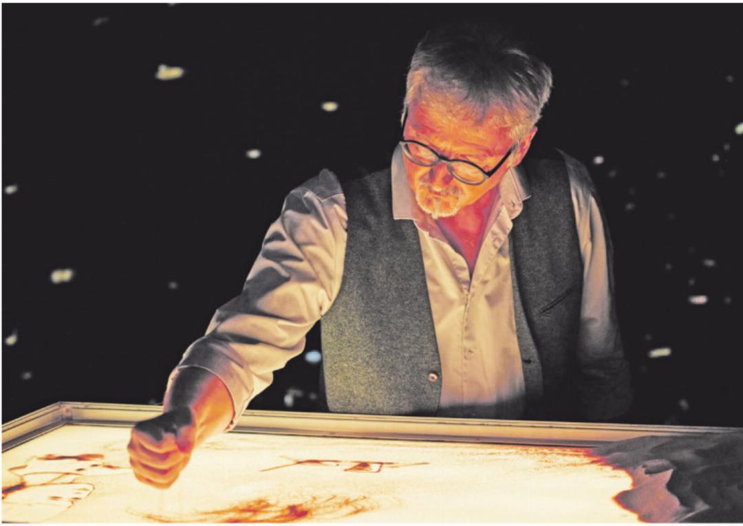 Sandmaler Urs Rudin erzählt Körnchen für Körnchen die berührende Geschichte einer Frau, die nach einer psychischen Erkrankung ihren Weg zurück ins Arbeitsleben findet. Sandmaler Urs Rudin erzählt Körnchen für Körnchen die berührende Geschichte einer Frau, die nach einer psychischen Erkrankung ihren Weg zurück ins Arbeitsleben findet.