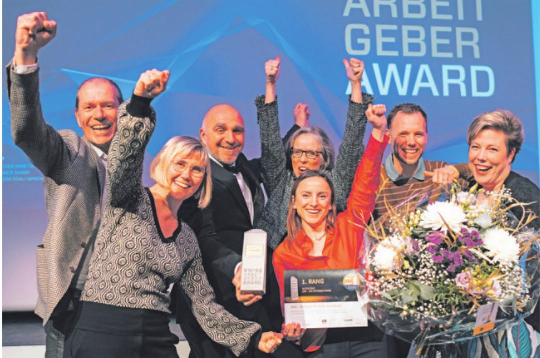 Das siegreiche Team der Sonnmatt bei der Entgegennahme des ersten Platzes beim «Swiss Arbeitgeber Award». Das siegreiche Team der Sonnmatt bei der Entgegennahme des ersten Platzes beim «Swiss Arbeitgeber Award».