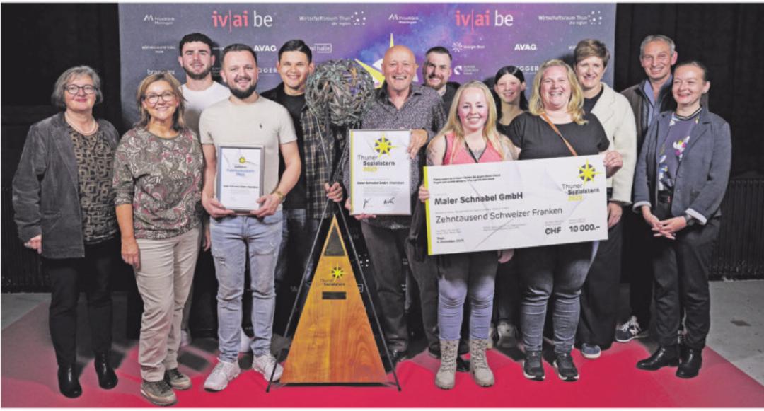 Preisträger Tino Schnabel (6. von links) mit Team sowie mit Bernadette Häfliger (3. von rechts), Direktorin IV-Stelle Kanton Bern, Jury-Vertreterin Susanne Huber (ganz links) und Laudator Adrian Zmoos Seeburg (2. von rechts). Preisträger Tino Schnabel (6. von links) mit Team sowie mit Bernadette Häfliger (3. von rechts), Direktorin IV-Stelle Kanton Bern, Jury-Vertreterin Susanne Huber (ganz links) und Laudator Adrian Zmoos Seeburg (2. von rechts).