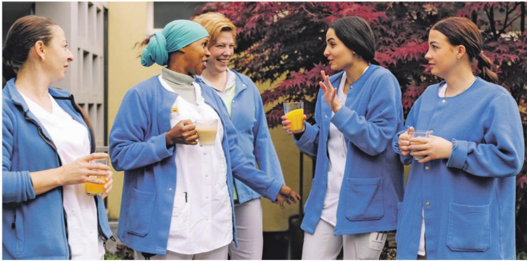 Ein kurzer Moment des Austauschs, der den Teamgeist stärkt und den Arbeitsalltag bereichert. Ein kurzer Moment des Austauschs, der den Teamgeist stärkt und den Arbeitsalltag bereichert.