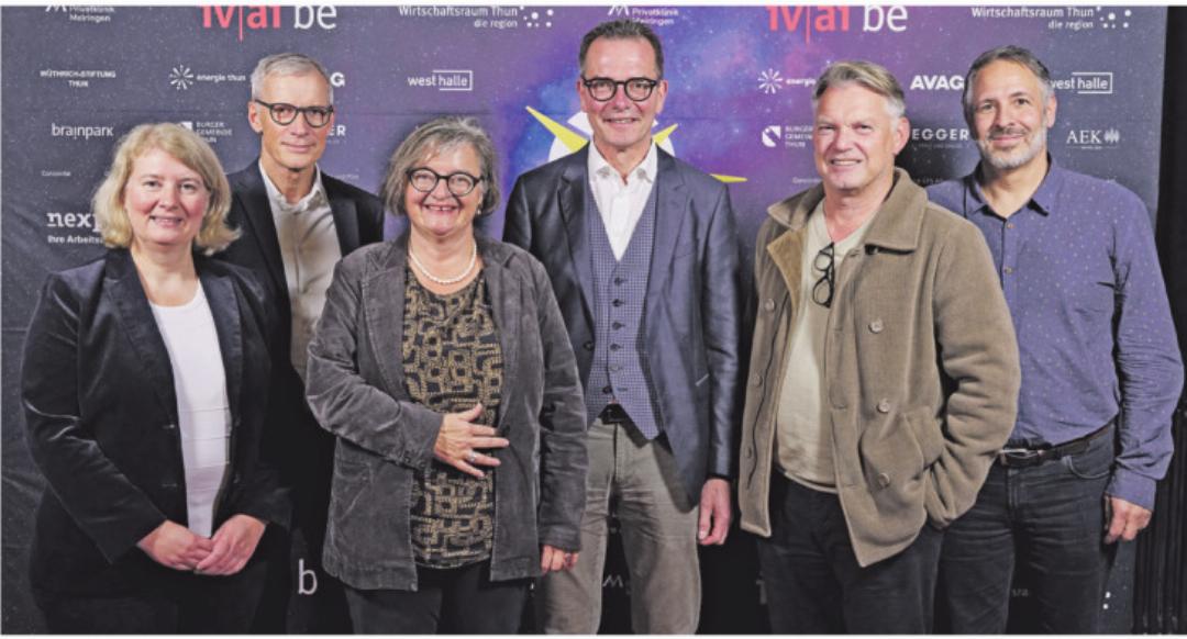 Jury (v.l.n.r.): Kerstin Gentsch (Spital STS AG), Hansueli Schürch (Fritz Studer AG), Susanne Huber (Volkswirtschaft Berner Oberland), Raphael Lanz (Stadtpräsident), André Lengen (Zaugg Bau), Oliver Duss (IV-Stelle Kanton Bern). Jury (v.l.n.r.): Kerstin Gentsch (Spital STS AG), Hansueli Schürch (Fritz Studer AG), Susanne Huber (Volkswirtschaft Berner Oberland), Raphael Lanz (Stadtpräsident), André Lengen (Zaugg Bau), Oliver Duss (IV-Stelle Kanton Bern).
