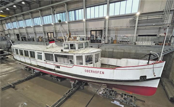 Bei geflutetem Werftbecken wird die restaurationsbedürftige MS Oberhofen in die Halle gezogen, auf Böcken abgestützt und das Becken im Anschuss wieder leer gepumpt. Die Arbeit kann beginnen. Bild: Marco Berger