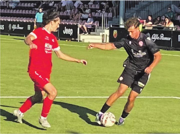 Wie hier im Spiel gegen den SC Düdingen, waren die Thuner (in schwarz) auch gegen Bosna oft im Angriff. Bilder: Pierre Benoit