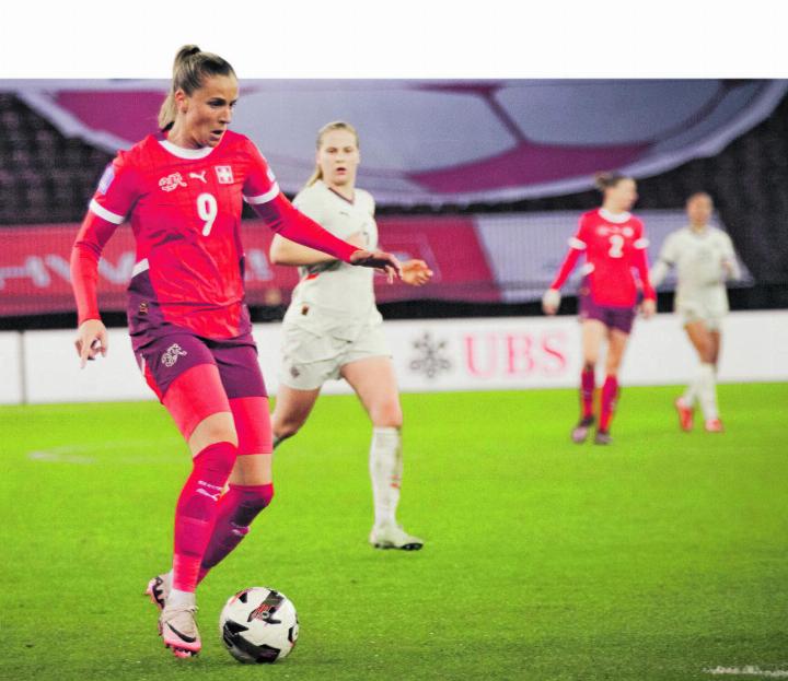 Den Blick stets anspielbereit auf die ballführende Mitspielerin gerichtet. Bilder: zvg