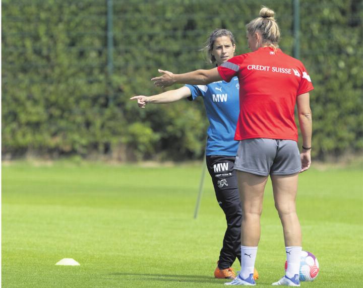 Im Training des Frauen-Nationalteams im Gespräch mit einer Nationalspielerin. Bild: zvg