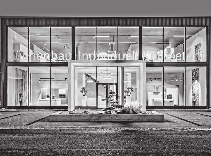 Das Firmengebäude von Schmid Küchenbau in Uetendorf: Hier lädt die smart GU am 12./13. September zum Tag der offenen Tür ein – mit Einblicken in hochwertige Küchen und persönlicher Beratung. Bilder: zvg