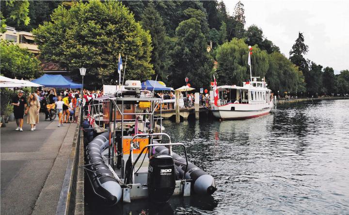 Grosse Einweihungsfeier am vergangenen Samstag an der Hofstetten-Ländte. Im Vordergrund die Boote von Seerettung und Yachtclub Spiez, die zusammen mit der Seepolizei den Konvoi für den Bundesrat bildeten. Bilder: Astrid Schmid