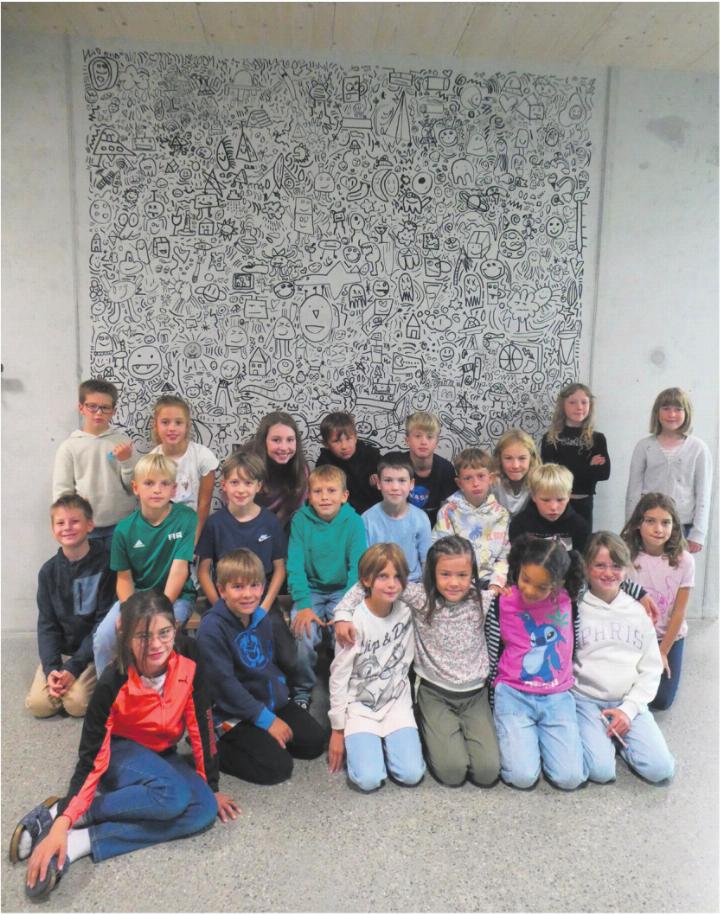 Klasse 3/4c vor ihrem Doodle-Kunstwerk.