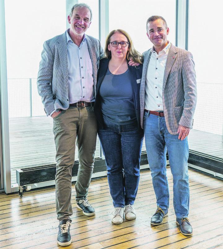 Doris Keller, Turnierdirektorin Women’s Euro 2025, in der Mitte neben rechts Michel Weber und links Norbert Schmid