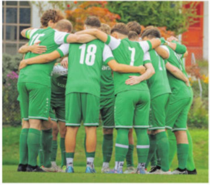 Die Stefffisburger bei ihrem Ritual vor Spielbeginn. Die Stefffisburger bei ihrem Ritual vor Spielbeginn.
