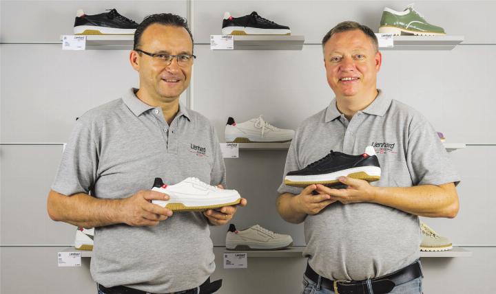 Die Inhaber Armindo Barbosa und Silas Schneiter (rechts) im eigenen Schuhladen in Thun. Bilder: Rosmarie Knutti