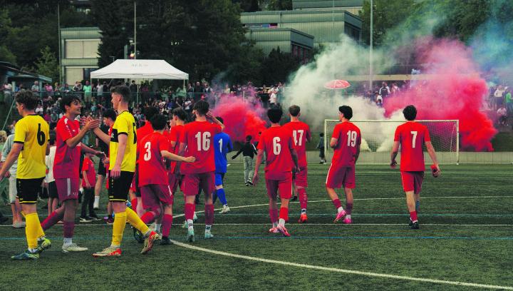 Die Hünibächler feiern nach dem Schlusspfiff die Rückkehr in die 3. Liga. Bilder: Blerton Tafili