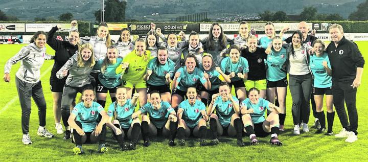Im Trainingslager legten die Thuner Frauen mit Erfolgstrainer Roland Getzmann (ganz rechts) den Grundstein für den Ligaerhalt. Bild: zvg