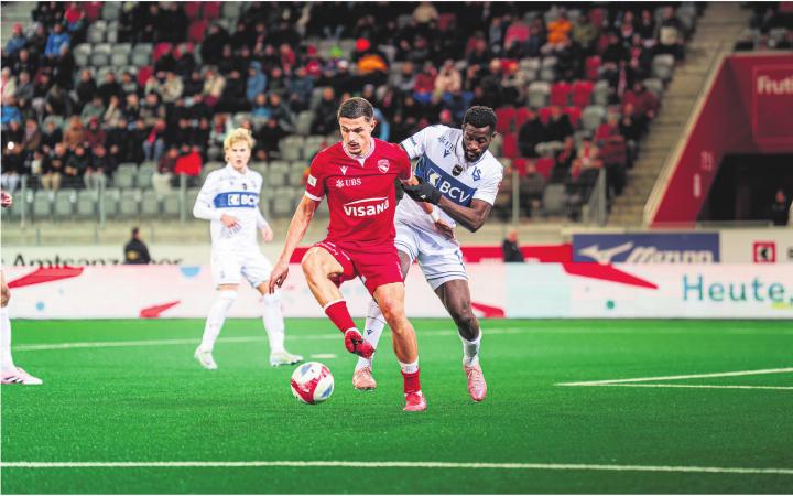 Elmin Rastoder beschäftigt die Abwehr von Lausanne Sport. Bild: zvg