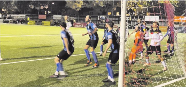 Bei Eckbällen des Gegners war die Heimberger Abwehr stets präsent. Bild: zvg