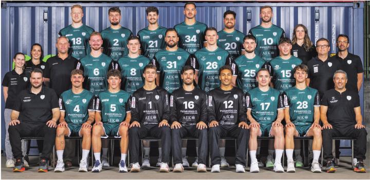 Obere Reihe: Yannick Schwab, Nils Stettler, Nino Gruber, Ante Gadža, Cedric Manse, Jonathan Buck, Tatjana Schwab (Kommunikation). – Mittlere Reihe: Fabienne Zmoos (Physiotherapeutin), Salome Andrey (Physiotherapeutin), Kurt Häberli (Präsident), Nils Kiener, Flavian Römer, Benjamin Meschke, Ron Delhees, Leandro Römer, Yanic Baumann, Marc Santschi (VR-Präsident), Marco Schär (Geschäftsführer) – Untere Reihe: Slavko Corluka (Assistenztrainer), Gabriel Felder, Joshua Baumann, Silvan Fürst, Marc Winkler, Leo Ebner, Damien Guignet, Gregory Läderach, Remo Badertscher (Trainer). Bild: zvg