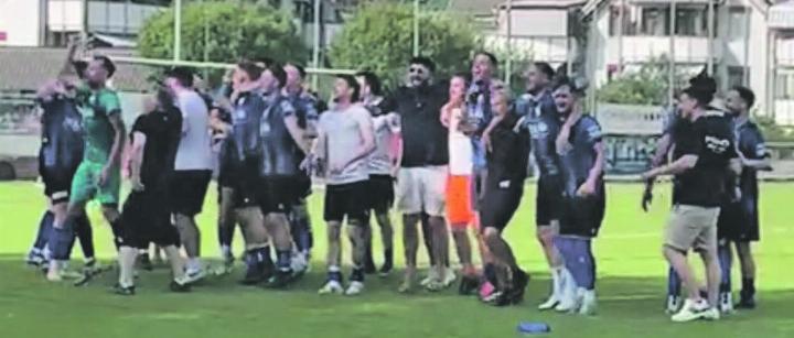 Freude beim FC Heimberg nach dem sichergestellten Ligaerhalt. Bilder: zvg