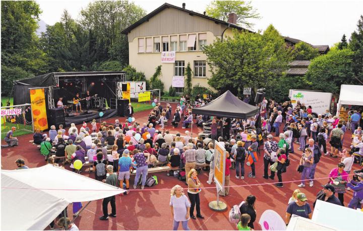 Konzertstimmung: Der Rote Platz füllt sich bei Roberto Brigante. Bilder: Mehmet Gökmen