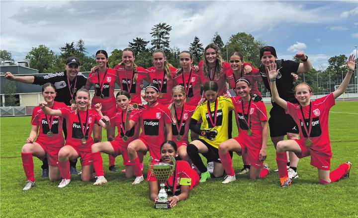 Die strahlenden FF-15-Berner Cup-Siegrinnen nach dem Final. Bild: zvg