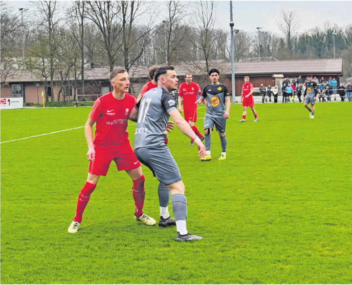 Der FC Dürrenast (rotes Dress) kämpft im Spiel gegen den SC Worb um den Ballgewinn. Bild: zvg