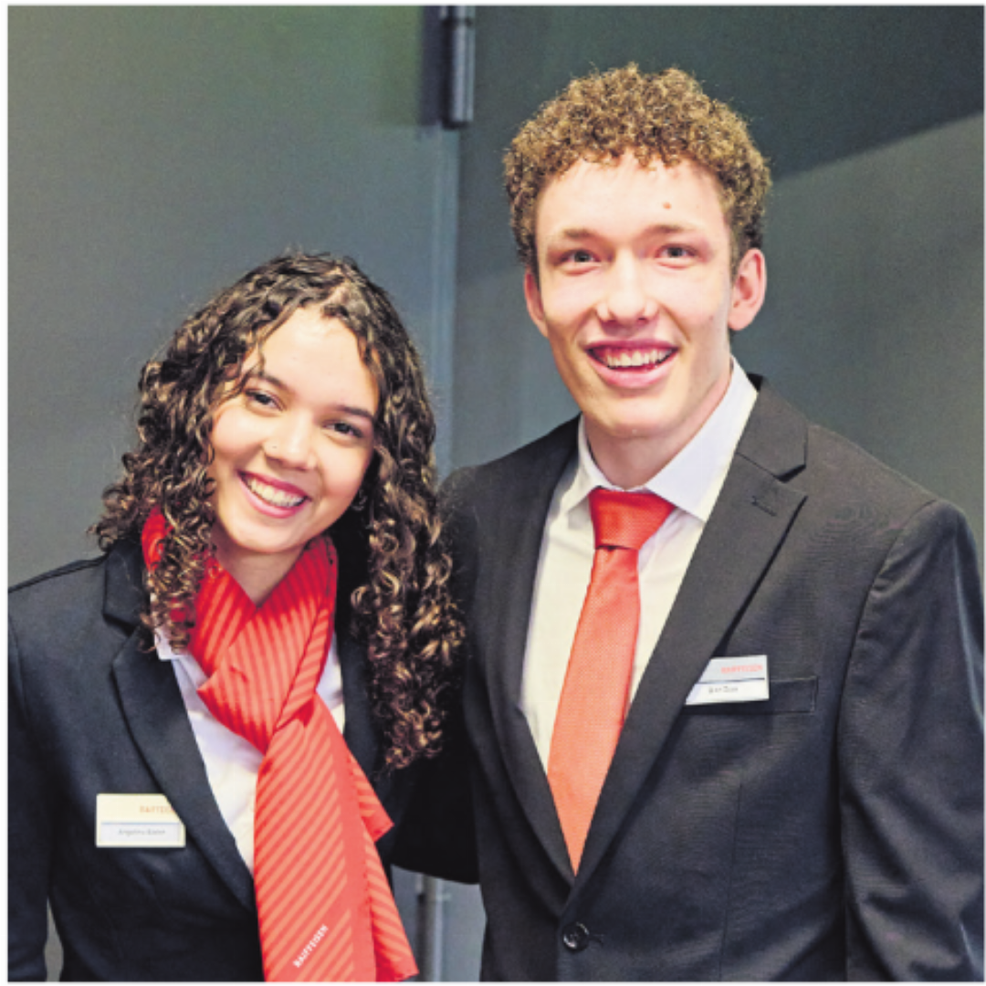 Gut gelaunte Lernende freuen sich auf die bevorstehende Versammlung. Gut gelaunte Lernende freuen sich auf die bevorstehende Versammlung.