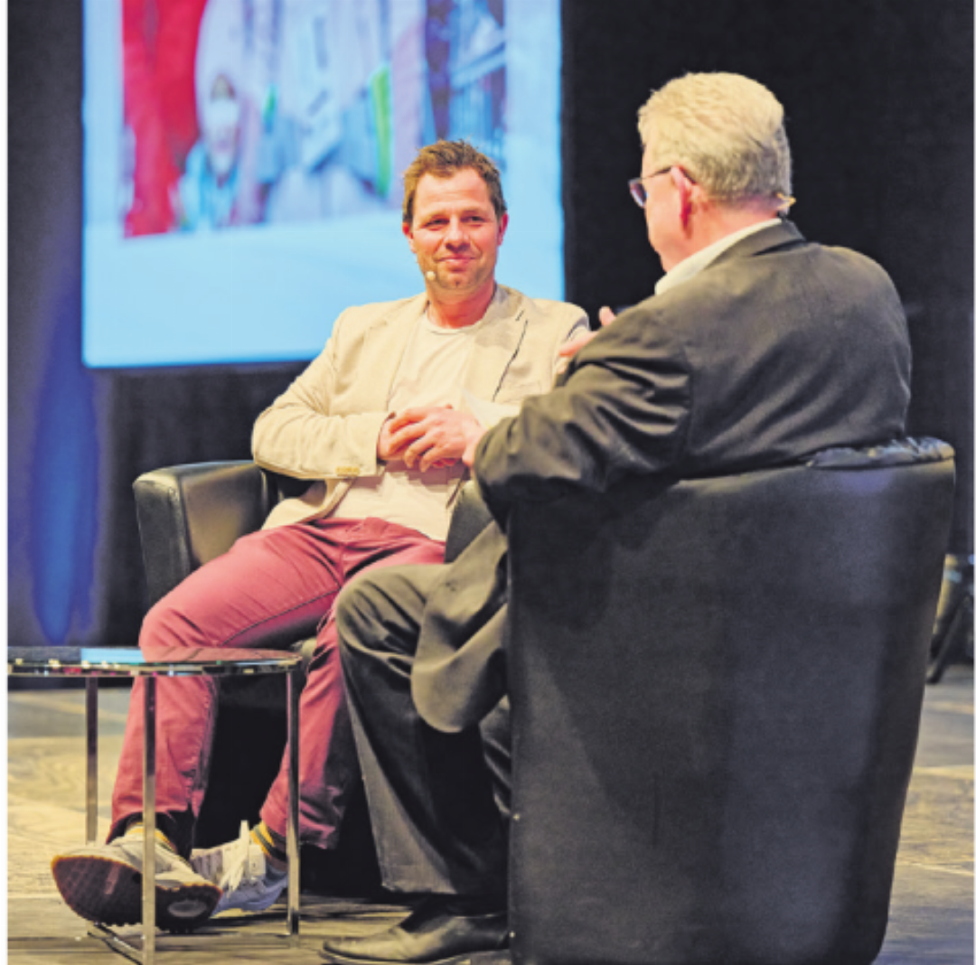 Olympiasieger und Weltmeister Beat Feuz im Gespräch mit dem scheidenden Verwaltungsratspräsidenten. Olympiasieger und Weltmeister Beat Feuz im Gespräch mit dem scheidenden Verwaltungsratspräsidenten.