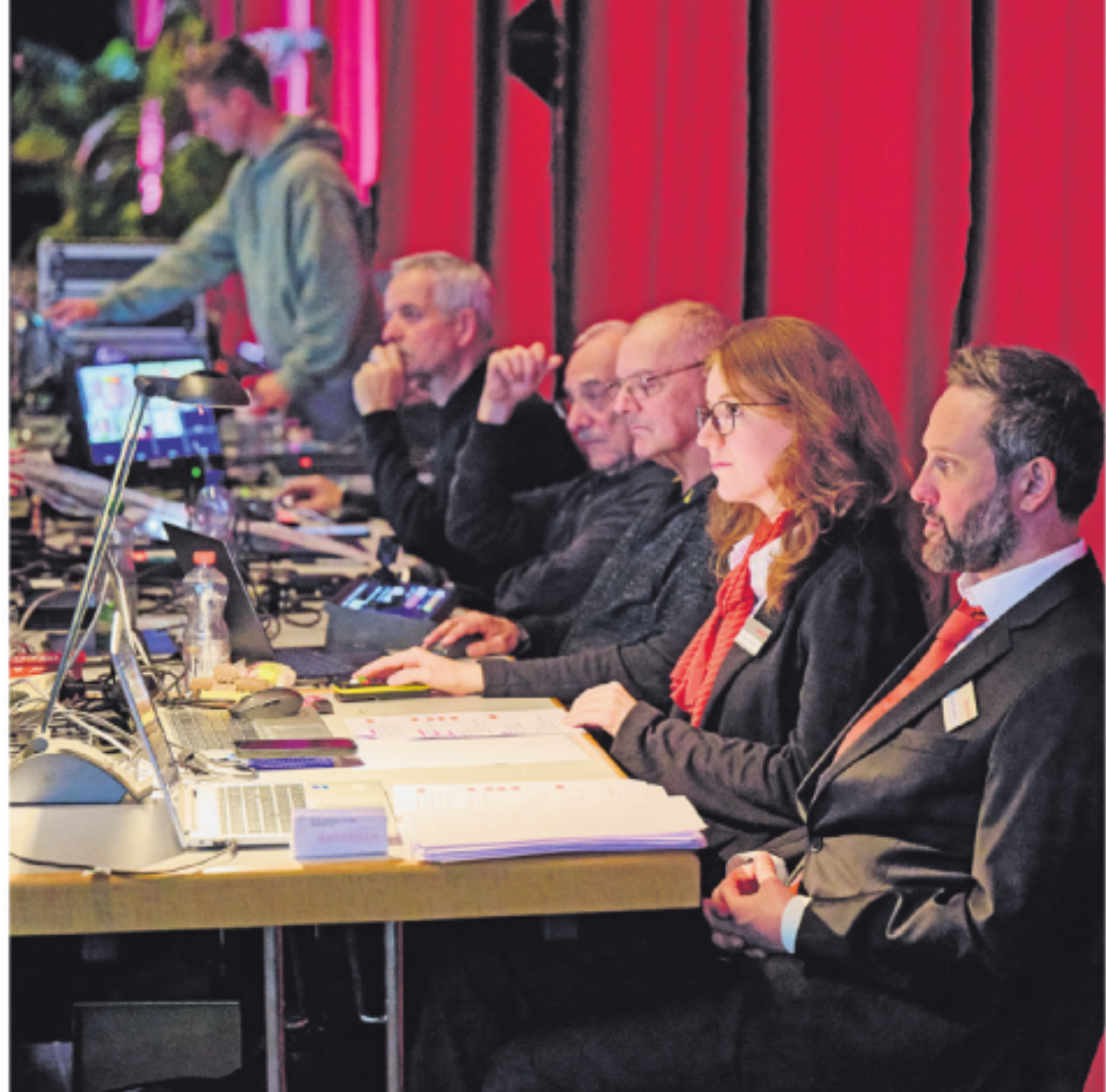 Konzentrierte Arbeit in der Regie. Konzentrierte Arbeit in der Regie.