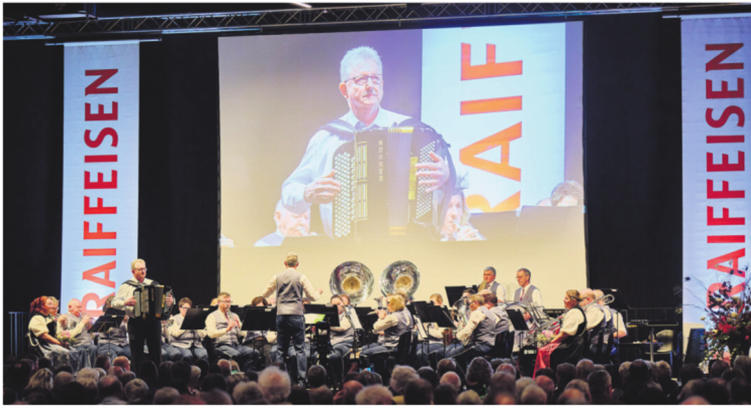 Verwaltungsrats-Präsident Hans-Rudolf Zaugg begleitet die Musikgesellschaft Fahrni im Showblock. Verwaltungsrats-Präsident Hans-Rudolf Zaugg begleitet die Musikgesellschaft Fahrni im Showblock.