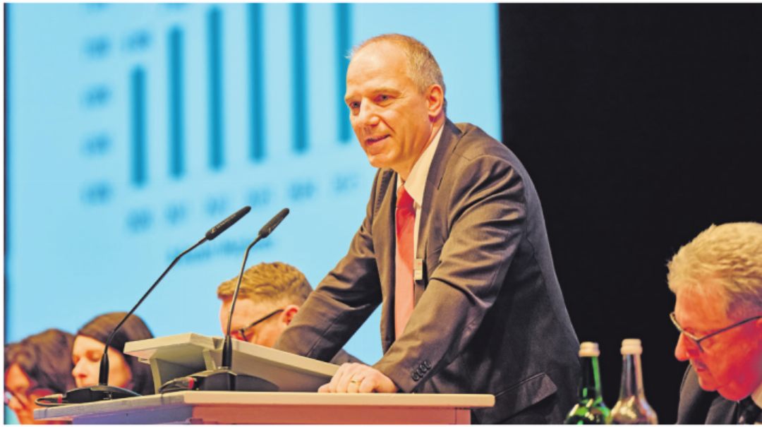 Pascal Haymoz, Mitglied der Bankleitung, orientiert über die Jahresrechnung. Pascal Haymoz, Mitglied der Bankleitung, orientiert über die Jahresrechnung.