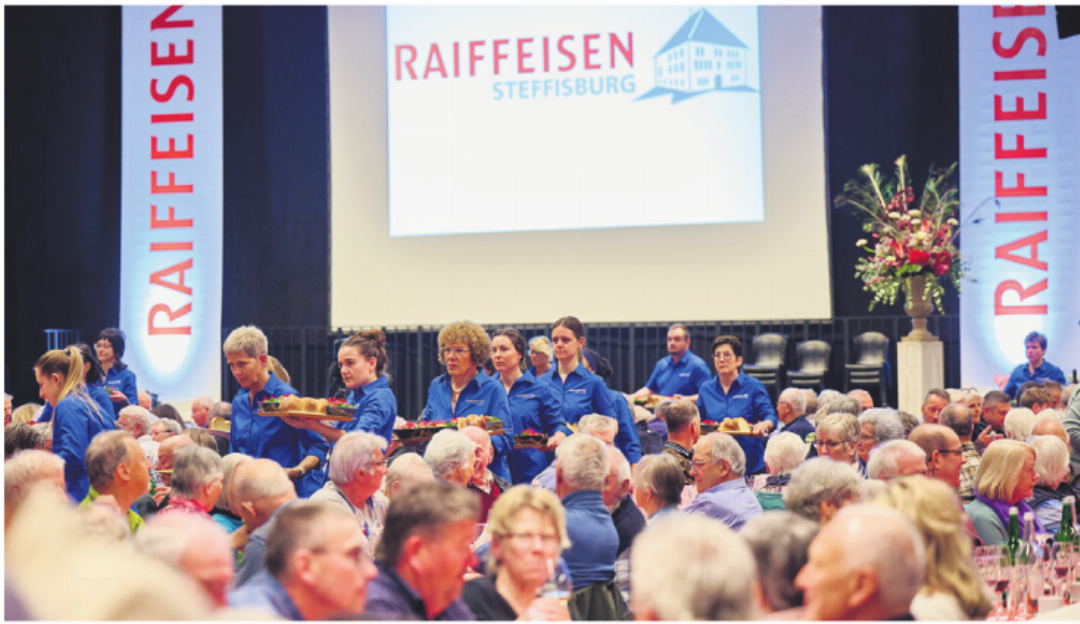 Das Team der Toutvent AG serviert das Mittagessen. Das Team der Toutvent AG serviert das Mittagessen.