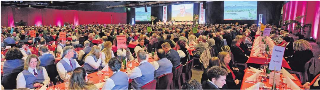 Voller Saal und gute Stimmung an der Generalversammlung der Raiffeisenbank Steffisburg. Voller Saal und gute Stimmung an der Generalversammlung der Raiffeisenbank Steffisburg.